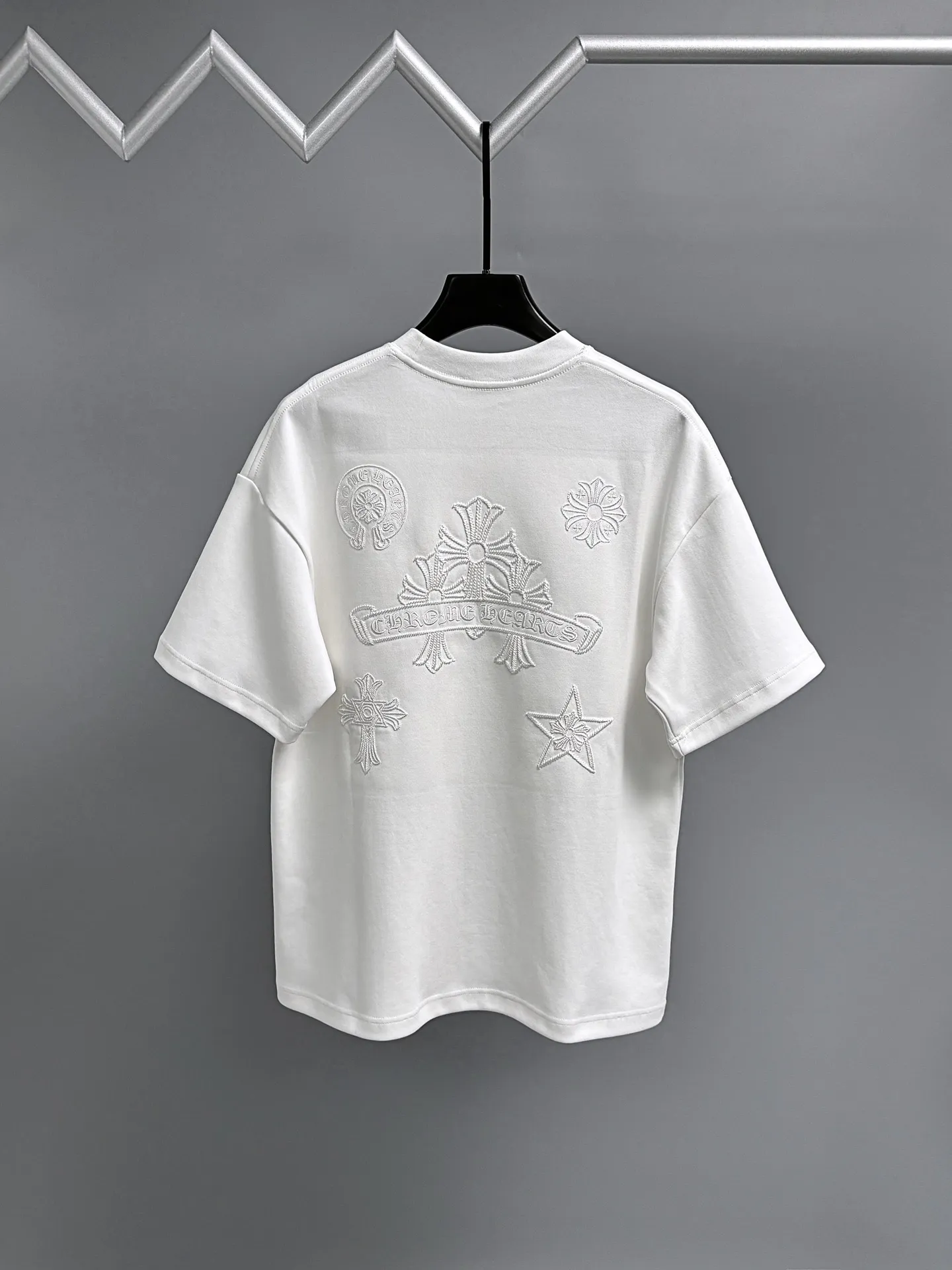 P190 Chrome Hearts* 2꯭0꯭2꯭5 new autumn and winter style ❤️ Original ⌚️ high version Chrome Hearts The fabric is made of 320 grams of high-density modal long-staple cotton. It does not deform or shrink. Process introduction: double thread movement. Chest. The back panel uses overlapping embroidery🪡 process➕the back panel towel rope embroidery process. Color: White SIZE: M-3XL